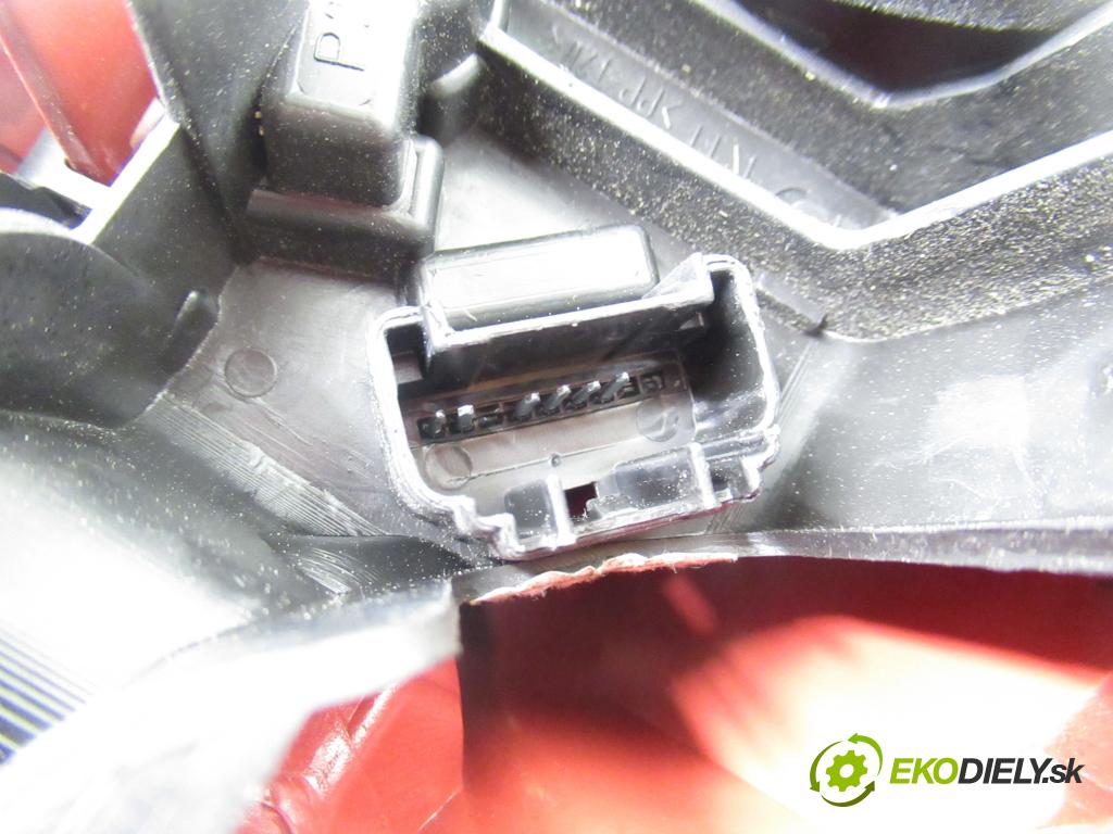 TOYOTA AURIS (_E15_) HB 2009 74,00 1.33 Dual-VVTi 101 - 1NR-FE 1329,00 Svetlo pravé zadné 815500238000