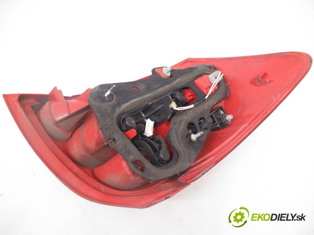 TOYOTA AURIS (_E15_) HB 2009 74,00 1.33 Dual-VVTi 101 - 1NR-FE 1329,00 Svetlo pravé zadné 815500238000