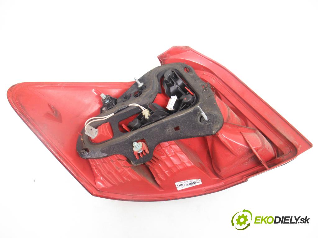 TOYOTA AURIS (_E15_) HB 2009 74,00 1.33 Dual-VVTi 101 - 1NR-FE 1329,00 Svetlo pravé zadné 815500238000