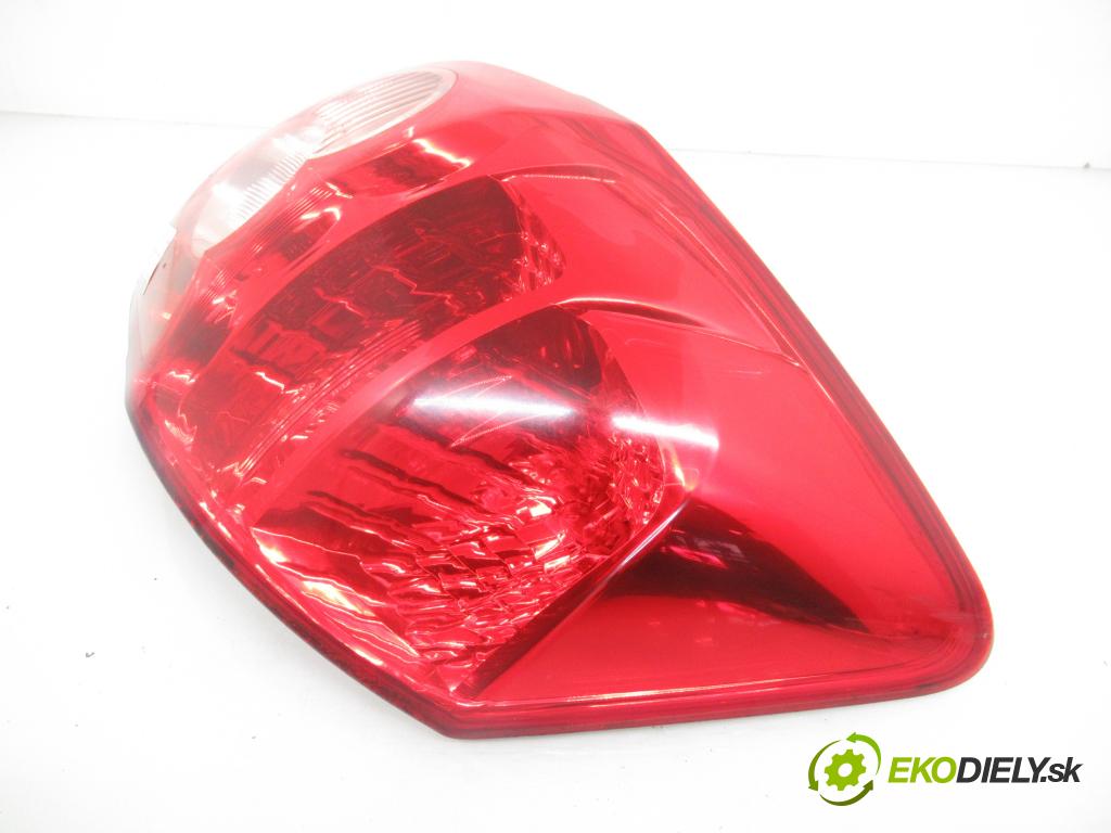 TOYOTA AURIS (_E15_) HB 2009 74,00 1.33 Dual-VVTi 101 - 1NR-FE 1329,00 Svetlo pravé zadné 815500238000