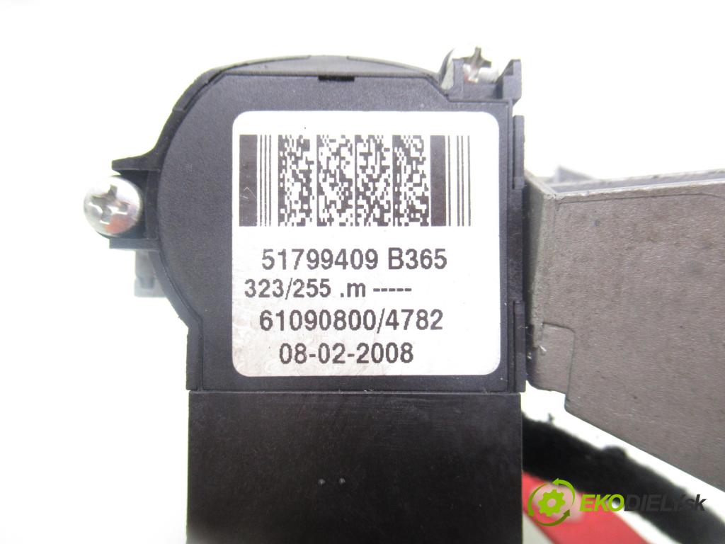 FIAT LINEA (323_) SEDAN 2008 66,00 1.3 D Multijet 90 1248,00 spinačka 01098401 ; 51799409 (Spínacia skrinka)