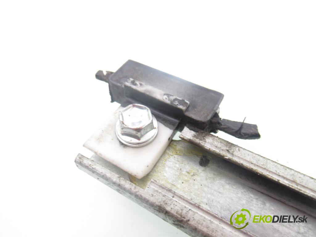 TOYOTA AURIS (_E15_) HB 2009 74,00 1.33 Dual-VVTi 101 - 1NR-FE 1329,00 Mechanizmus okien 961919100 ; 977555106 ; 8570202020