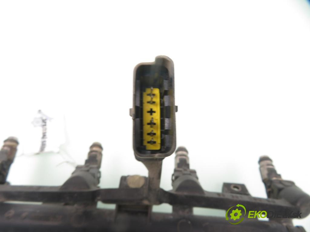 PEUGEOT 206 liftback (2A/C) HB 1999 55,00 1.4 i 75 -  KFX 1361,00 Lišta vstrekovacia 9625194080D ; 9638128080 (Vstrekovacia lišta)