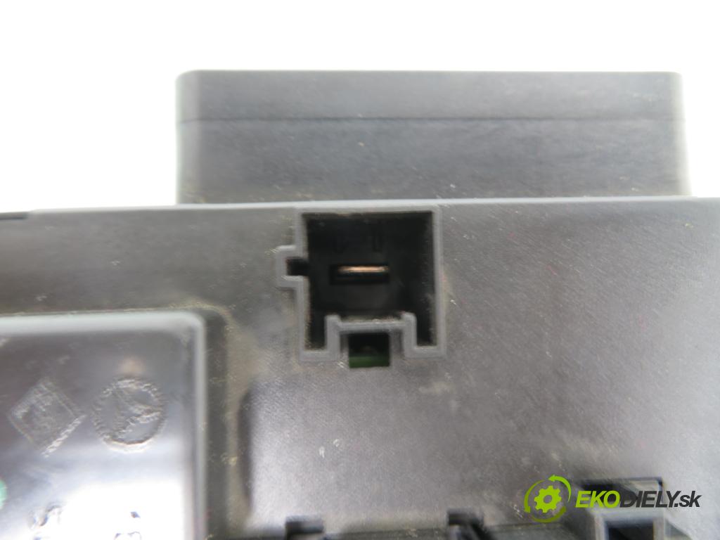 MERCEDES-BENZ KLASA A (W168) HB 1999 75,00 1.6 102 A 160  M 166.960 1598,00 prepínač svetlá 1685450104 ; 501733