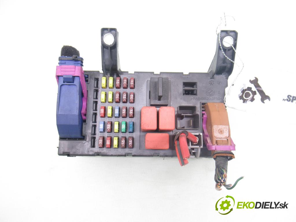 FIAT LINEA (323_) SEDAN 2008 66,00 1.3 D Multijet 90 1248,00 skříňka POJISTKY: 51778008