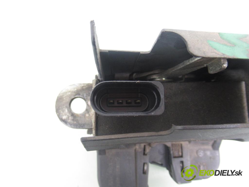 VW GOLF V (1K1) HB 2004 75,00 1.6 - BGU 1595,00 zámok dveří kufr EL. 3C9827645A ; 1K6827505C