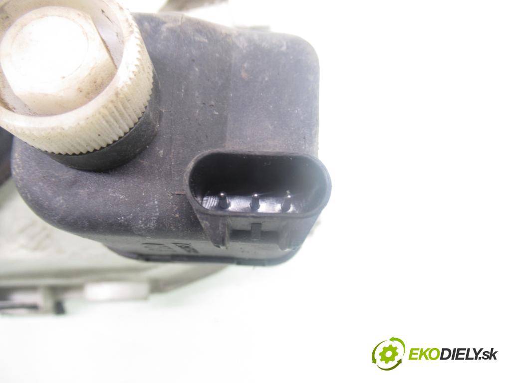 OPEL ASTRA F (T92) SEDAN 1999 55,00 1.6 - 16 LZ2 1598,00 Svetlo PP 90383792