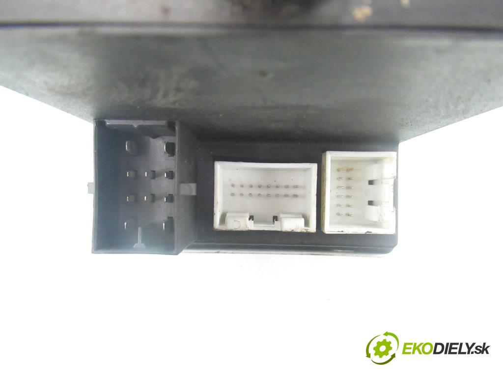 AUDI A4 (8D2, B5) SEDAN 1996 81,00 1.9 TDI 110 - AFN 1896,00 motorek zámku centrálního 8L0862257L