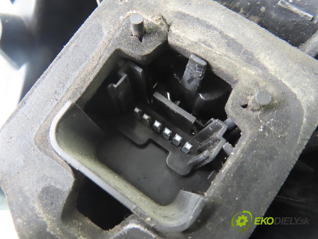 RENAULT SCENIC II (JM0/1_) MINIVAN 2004 83,00 1.6 (JM0C, JM0J, JM1B) - K4M 782 1598,00 světlo levé zadní 8200127704E ; 2SK00865901