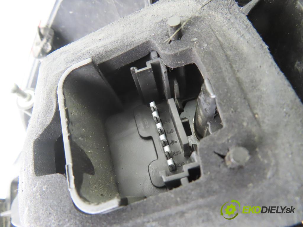 RENAULT SCENIC II (JM0/1_) MINIVAN 2004 83,00 1.6 (JM0C, JM0J, JM1B) - K4M 782 1598,00 světlo pravé zadní 8200127702E ; 2SK00865902