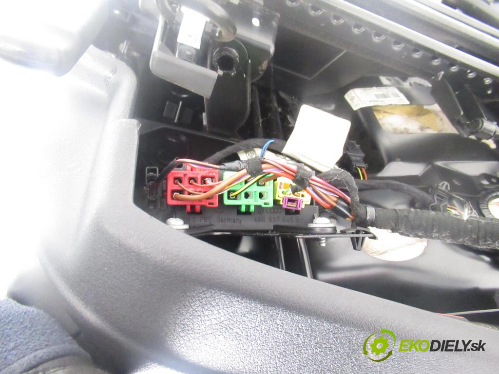 AUDI A6 Avant (4B5, C5) KOMBI 2004 120,00 2.5 TDI V6 163 - BDG 2496,00 Sedadlo CESTUJÚCI/PP 