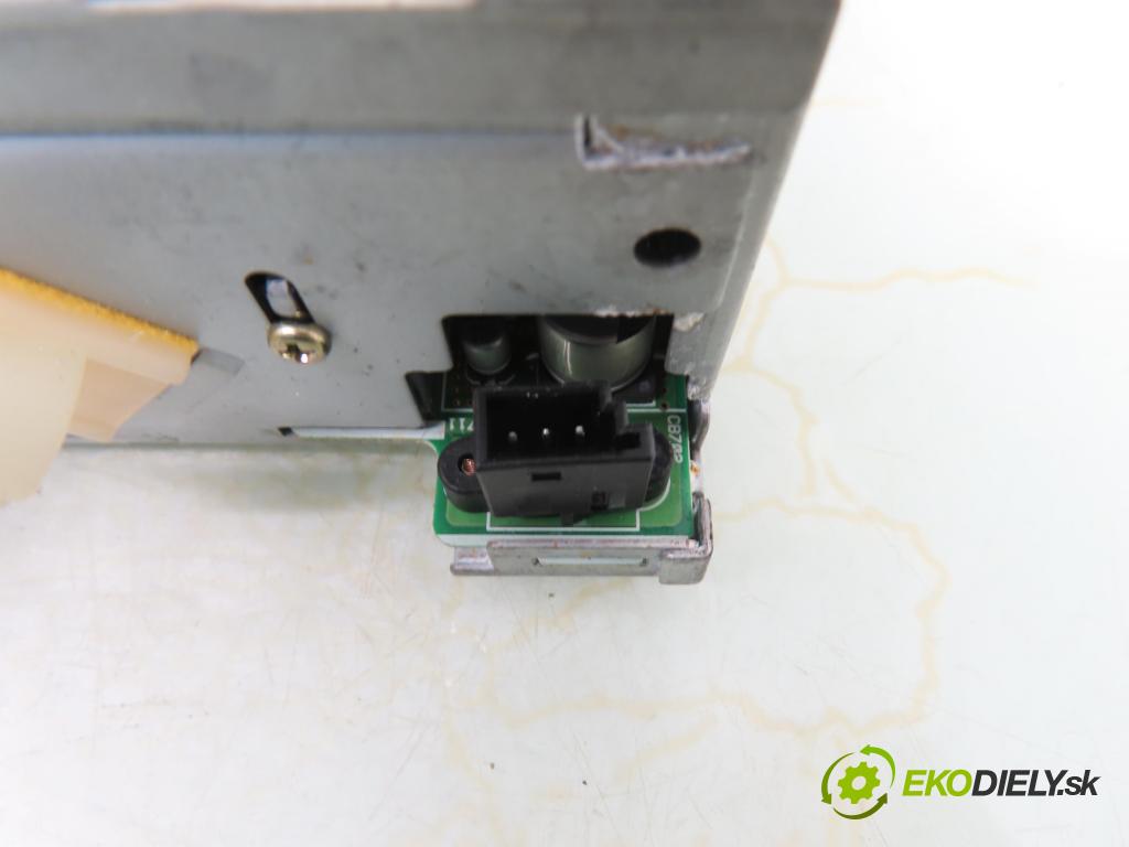 RENAULT SCENIC II (JM0/1_) MINIVAN 2003 83,00 1.6 (JM0C, JM0J, JM1B) - K4M 782 1598,00 RADIO 8200300863A