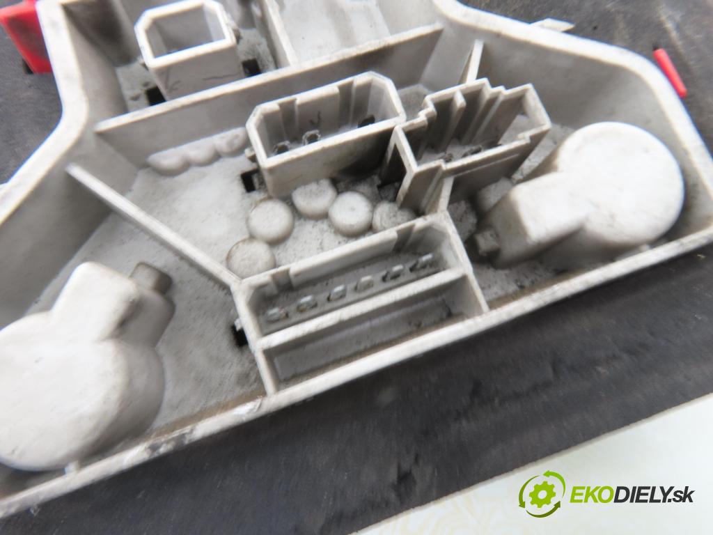 VW PASSAT B5 (3B2) SEDAN 1999 74,00 1.6 - AHL 1595,00 svetla 3B5945096F