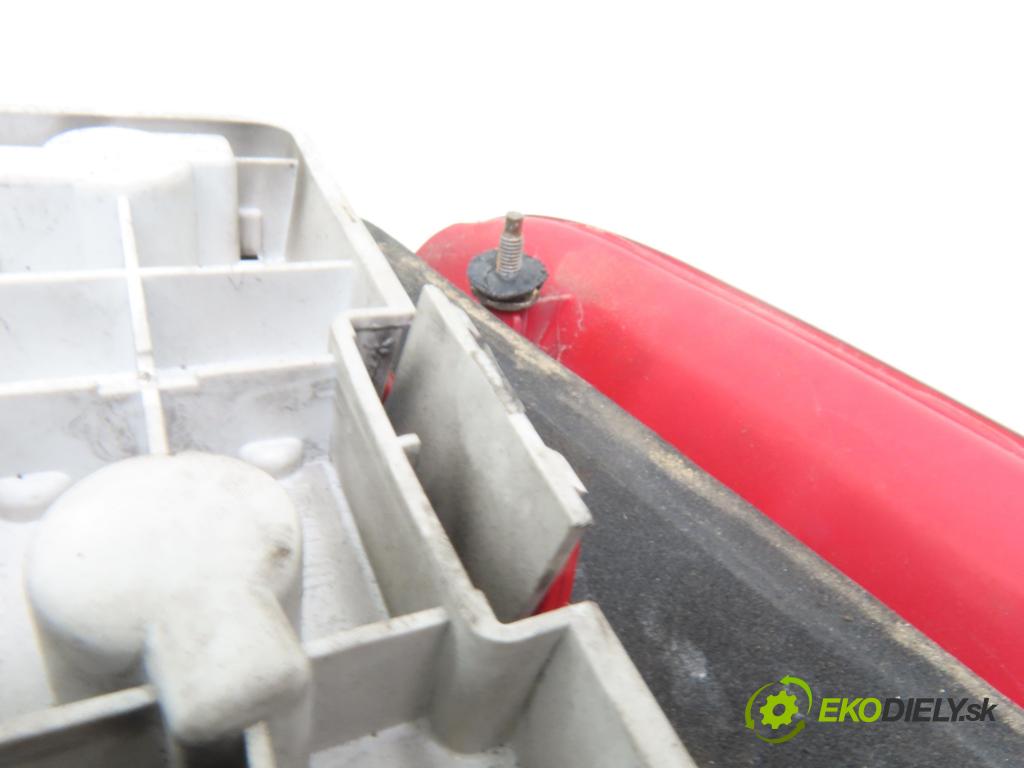 VW PASSAT B5 (3B2) SEDAN 1999 74,00 1.6 - AHL 1595,00 svetla 3B5945096F