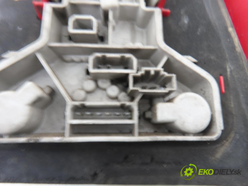 VW PASSAT B5 (3B2) SEDAN 1999 74,00 1.6 - AHL 1595,00 svetla 3B5945096F