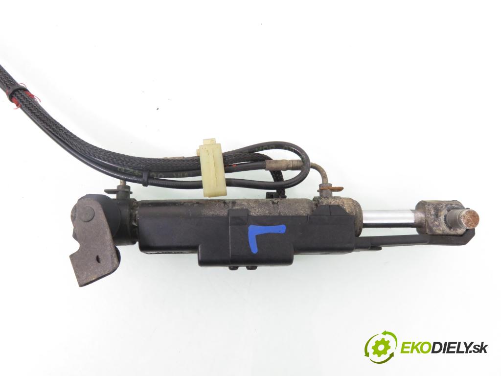 MERCEDES-BENZ CLK (C208) CABRIO 2000 142,00 230 Kompressor 193 - M 111.975 2295,00 hyd. píst STŘECHA: A2088000072 ; A2088000172