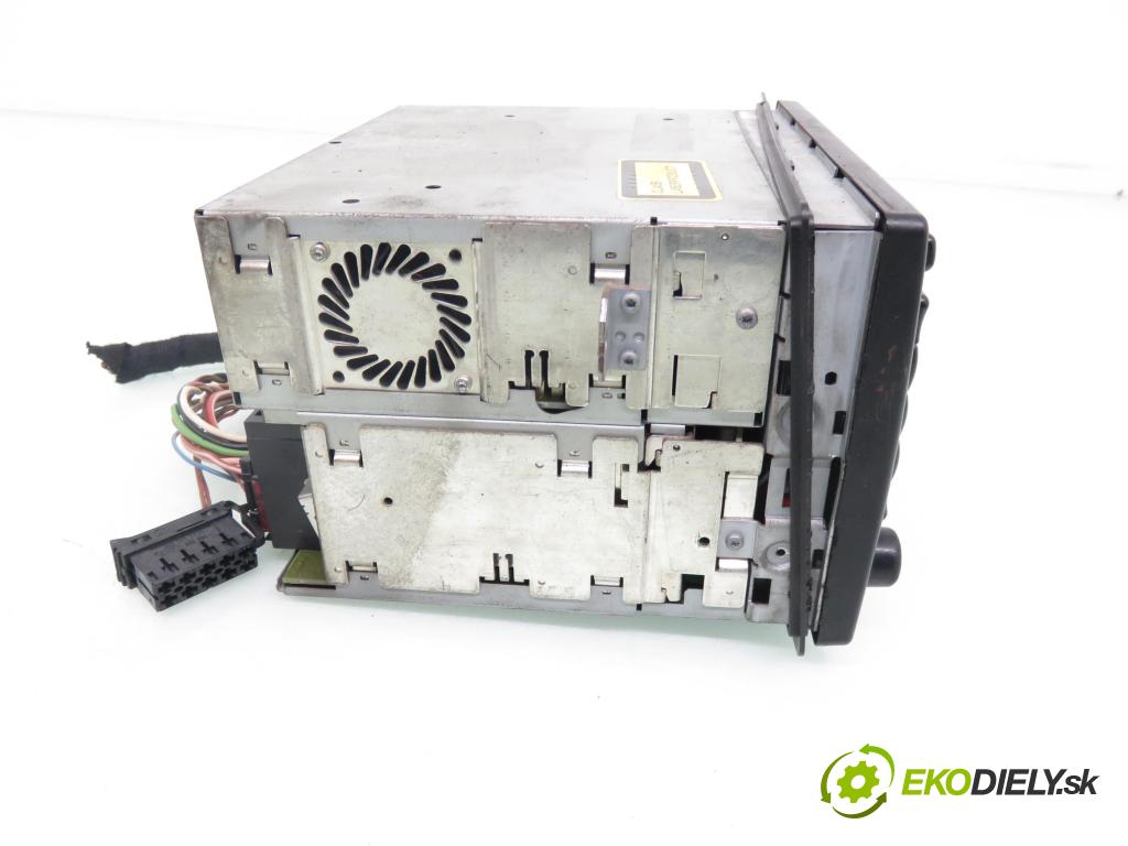 MERCEDES-BENZ KLASA E (W210) SEDAN 2001 105,00 2.2 CDI 143 - OM 611.961 2148,00 RADIO CD A2108204889