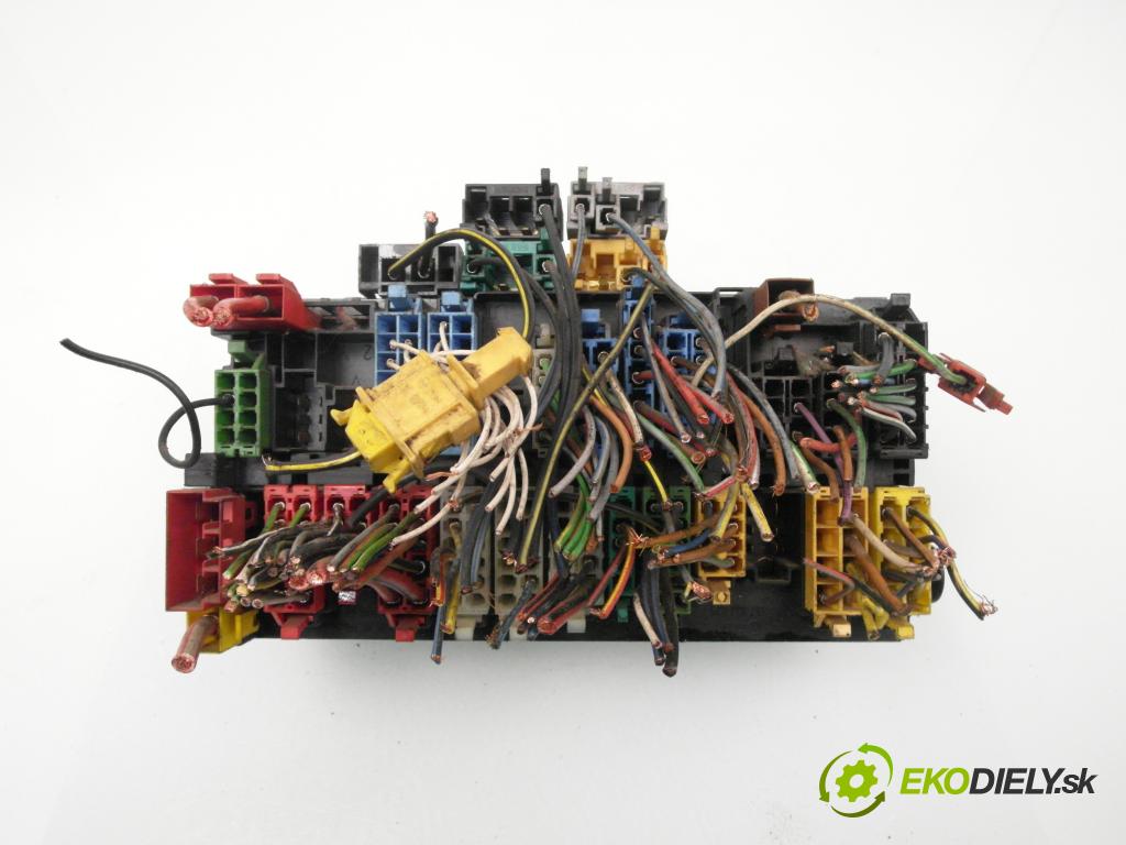 VW TRANSPORTER IV Skrzynia (70XA) FURGON 1995 44,00 1.9 D 60 - 1X 1896,00 skříňka POJISTKY: 357937039