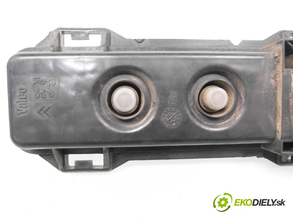 PEUGEOT 307 SW (3H) KOMBI 2007 80,00 1.6 HDI 110 - 9HY (DV6TED4) 1560,00 vložka svetla ľavy zadné 89026938 ; 89026198