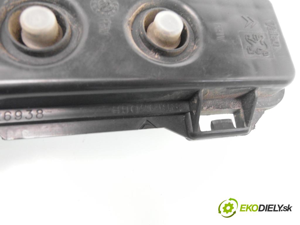 PEUGEOT 307 SW (3H) KOMBI 2007 80,00 1.6 HDI 110 - 9HY (DV6TED4) 1560,00 PŘÍSPĚVEK svetla levý ZADNÍ: 89026938 ; 89026198