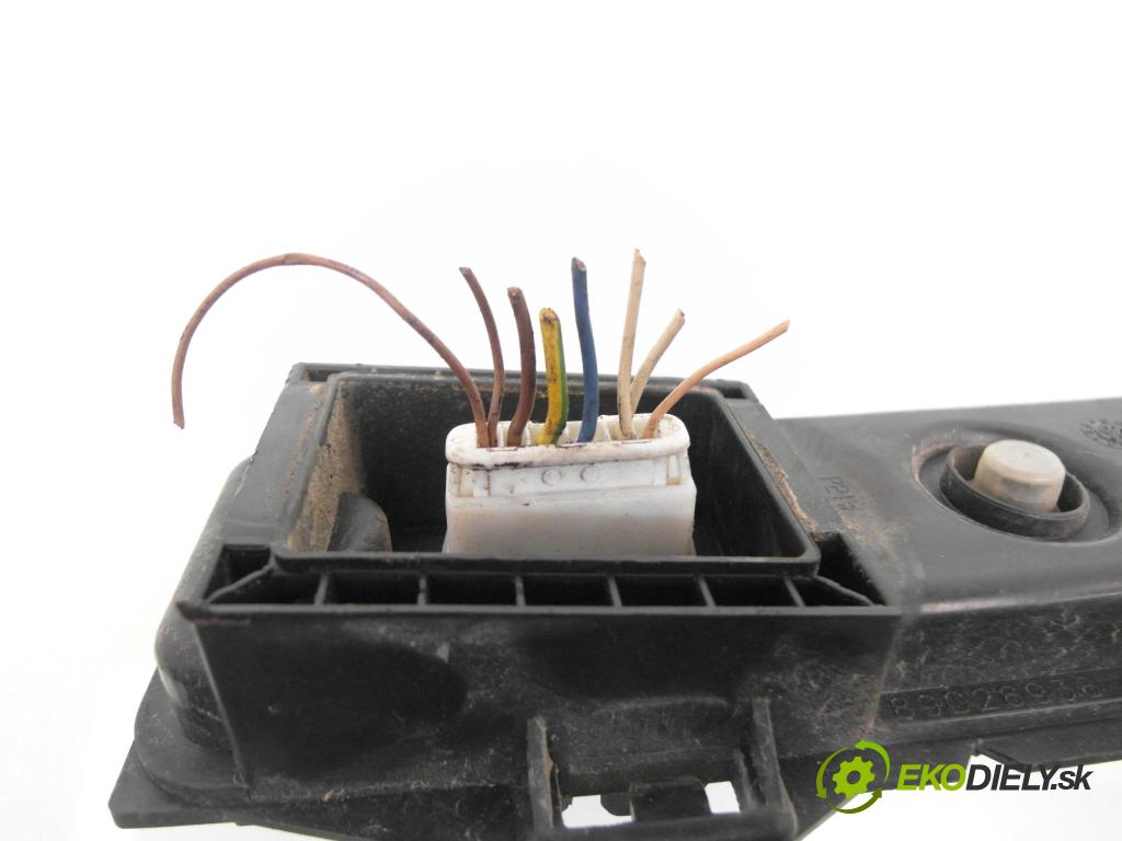 PEUGEOT 307 SW (3H) KOMBI 2007 80,00 1.6 HDI 110 - 9HY (DV6TED4) 1560,00 PŘÍSPĚVEK svetla levý ZADNÍ: 89026938 ; 89026198