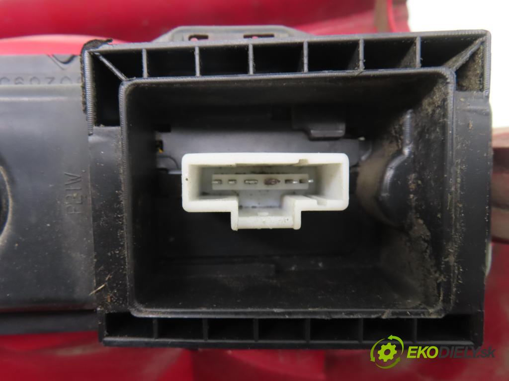 PEUGEOT 307 SW (3H) KOMBI 2004 80,00 1.6 BioFlex - NFU (TU5JP4) 1587,00 Svetlo pravé zadné 