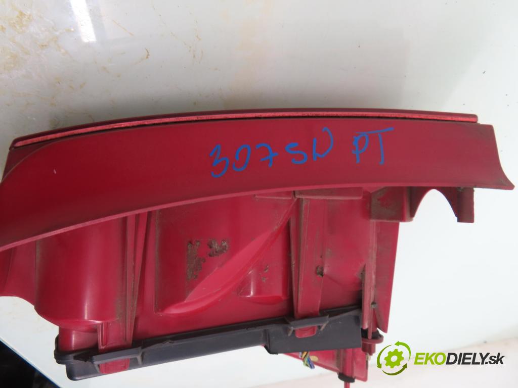 PEUGEOT 307 SW (3H) KOMBI 2004 80,00 1.6 BioFlex - NFU (TU5JP4) 1587,00 Svetlo pravé zadné