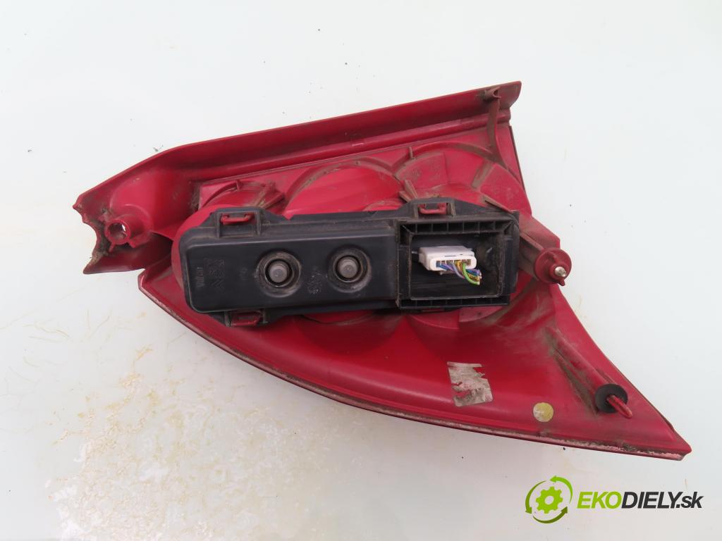 PEUGEOT 307 SW (3H) KOMBI 2004 80,00 1.6 BioFlex - NFU (TU5JP4) 1587,00 Svetlo pravé zadné