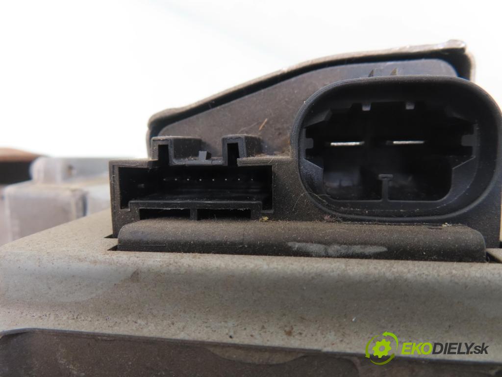 RENAULT SCENIC II (JM0/1_) MINIVAN 2003 83,00 1.6 (JM0C, JM0J, JM1B) - K4M 782 1598,00 SLOUPEC / PODPORA elektrický 8200035272 ; 50300389