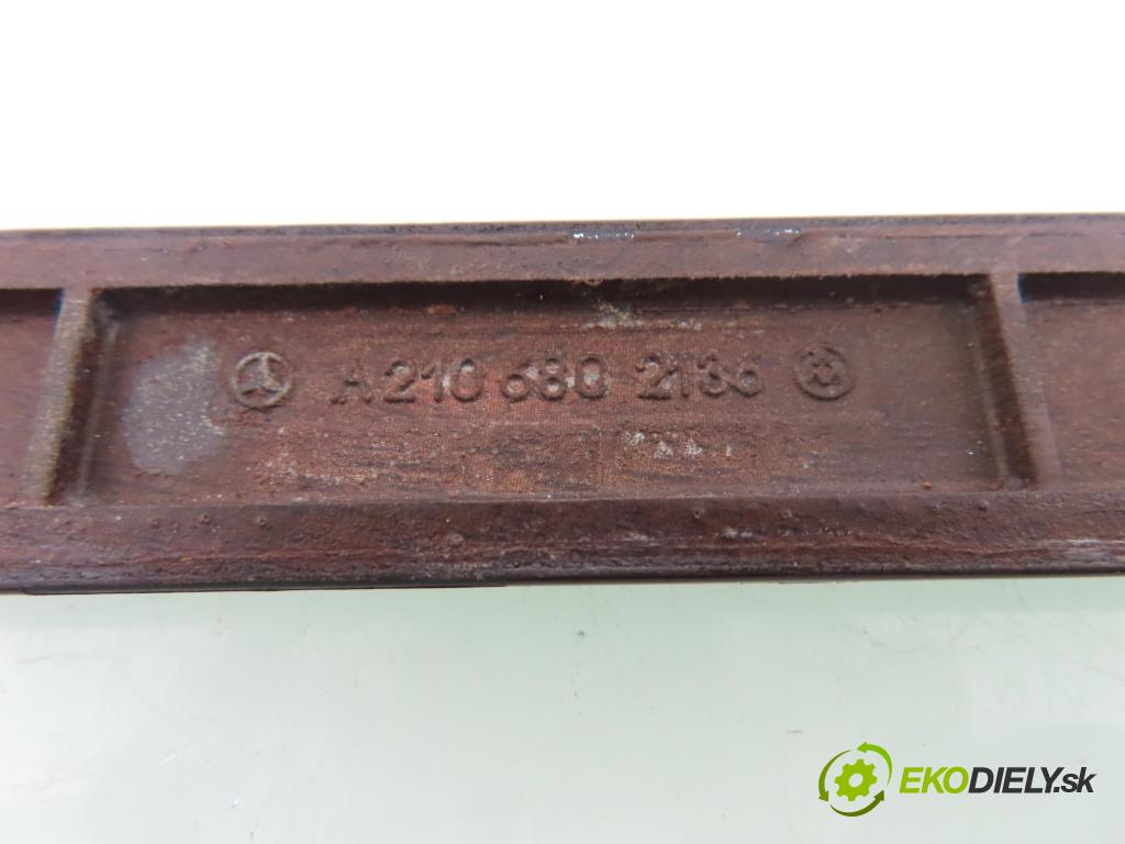 MERCEDES-BENZ KLASA E (W210) SEDAN 2001 105,00 2.2 CDI 143 - OM 611.961 2148,00 Lišta dosky palubnej A2106802136 ; 210820651