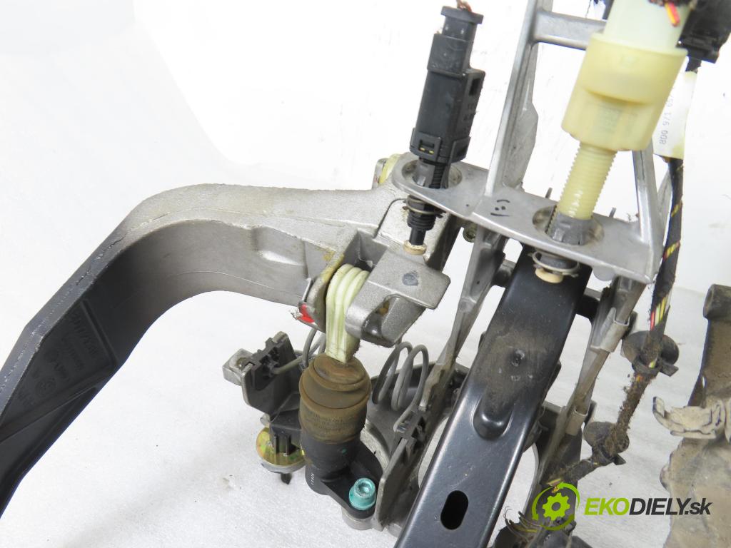 AUDI A6 Avant (4B5, C5) KOMBI 2000 142,00 2.8 - AMX 2771,00 preloženie DVZ ; 4B0612105A ; 4B0407272C