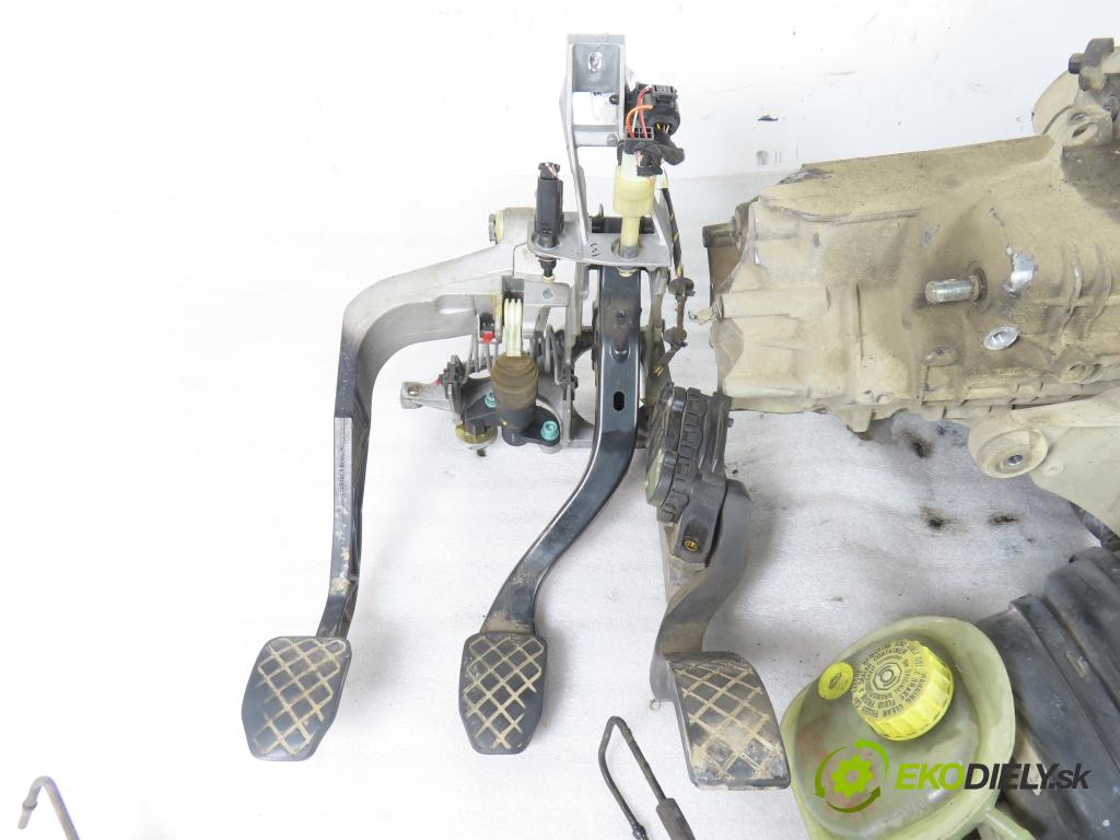 AUDI A6 Avant (4B5, C5) KOMBI 2000 142,00 2.8 - AMX 2771,00 preloženie DVZ ; 4B0612105A ; 4B0407272C