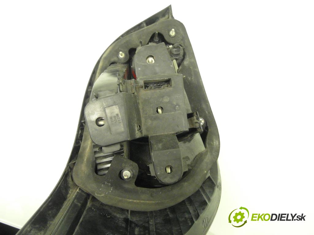 BMW 5 (E60) SEDAN 2006 120,00 520 d - M47 D20 (204D4) 1995,00 Svetlo pravé zadné 6910768