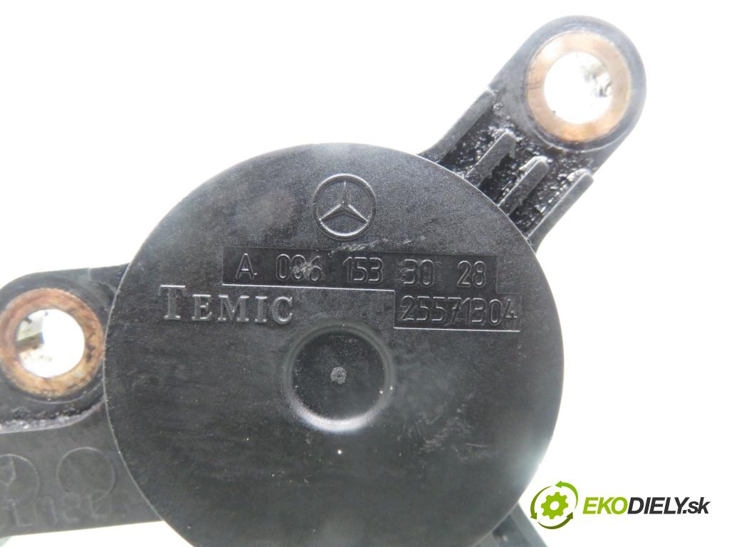 MERCEDES-BENZ KLASA E (W210) SEDAN 2001 105,00 2.2 CDI 143 - OM 611.961 2148,00 Snímač oleja A0061533028 ; 25571304