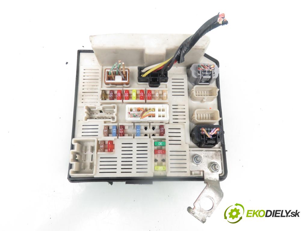 RENAULT MEGANE II sedan (LM0/1_) SEDAN 2006 82,00 1.6 - K4M 812 1598,00 spinačka / imobilizéra IMMO / Riadiaca jednotka 8200509516 ; 8200509552 ; 8200125077