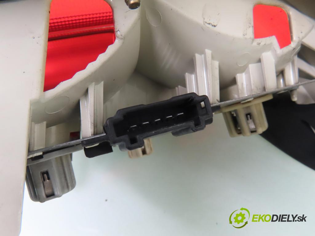 MERCEDES-BENZ KLASA E (W210) SEDAN 2001 105,00 2.2 CDI 143 - OM 611.961 2148,00 Svetlo pravé zadné A2108203464