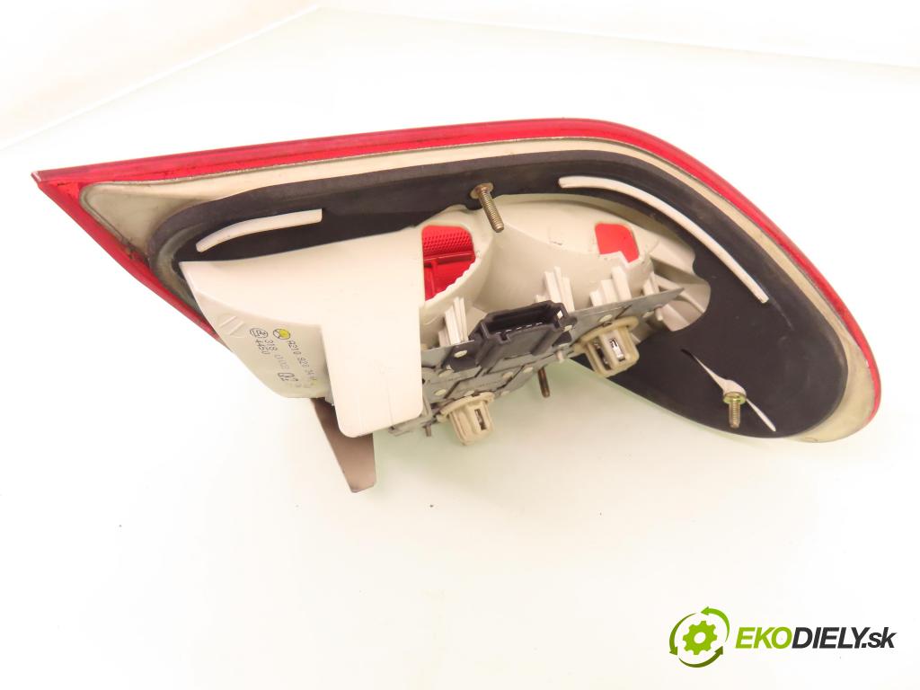 MERCEDES-BENZ KLASA E (W210) SEDAN 2001 105,00 2.2 CDI 143 - OM 611.961 2148,00 Svetlo pravé zadné A2108203464