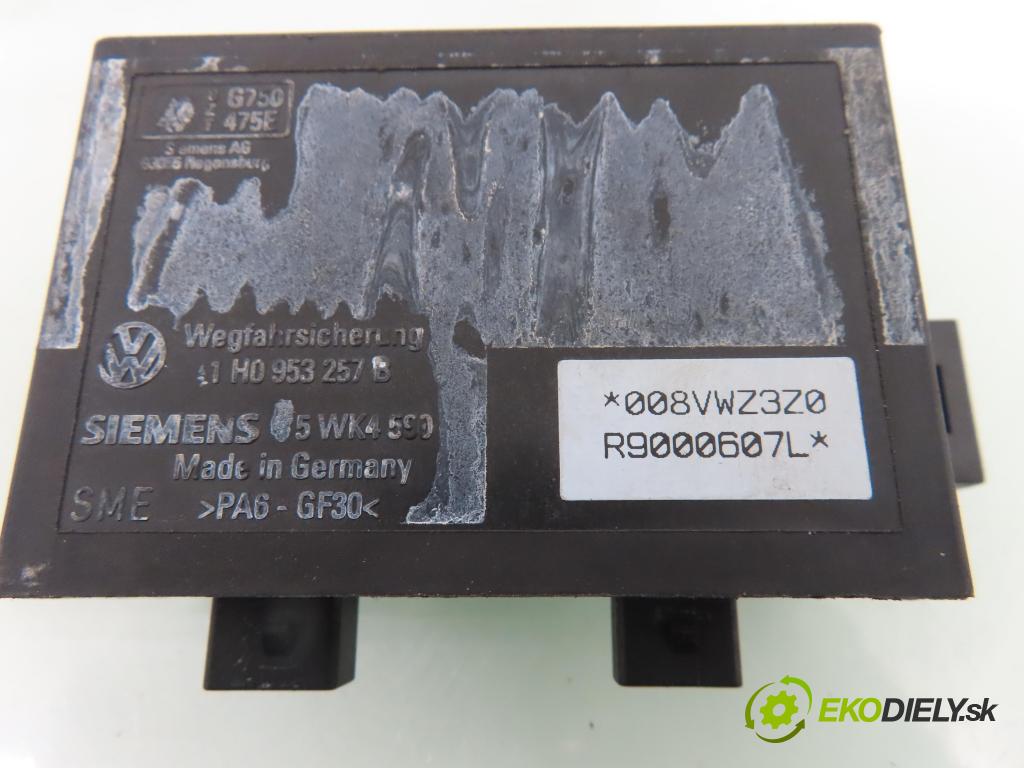 VW POLO (6N1) HB 1995 33,00 1.0 45 - AEV 1043,00 spinačka / imobilizéra IMMO / Riadiaca jednotka 0261203744 ; 830906026AC ; 357905851D