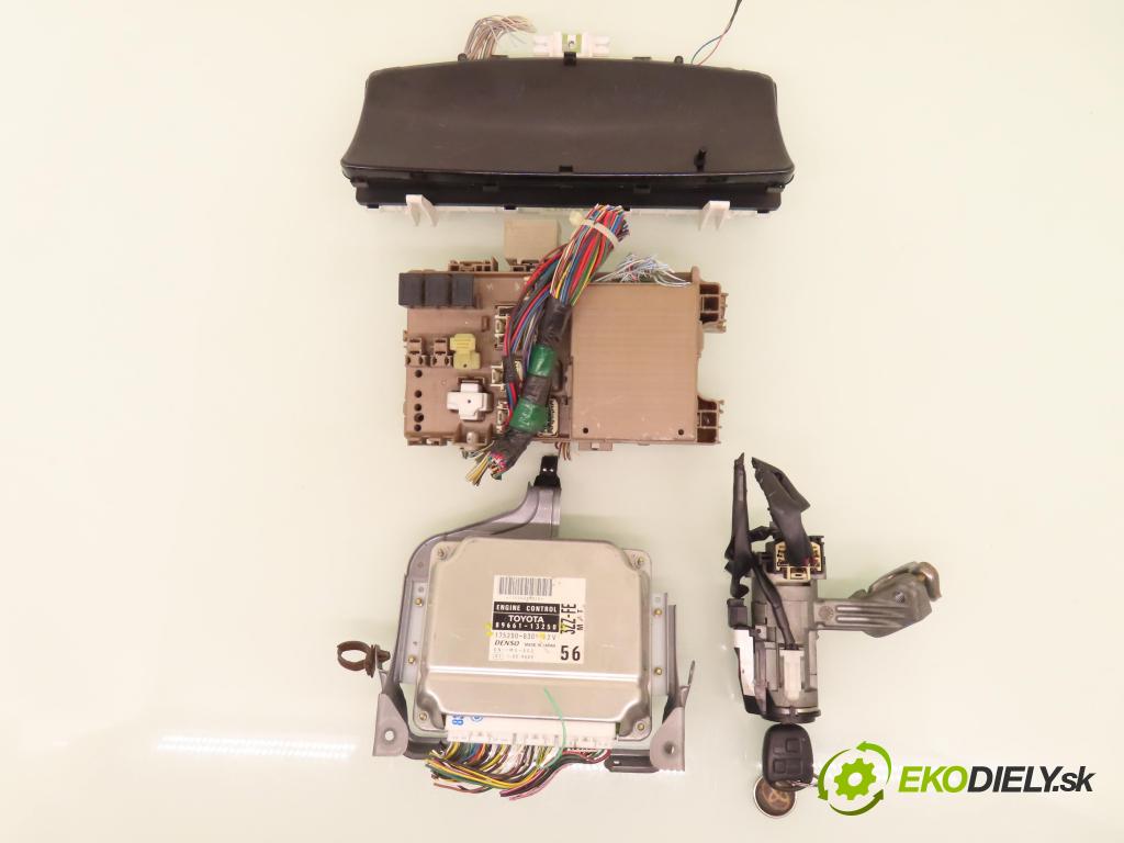 TOYOTA COROLLA (_E12_) HB 2002 81,00 1.6 VVT-i (ZZE121_) - 3ZZ-FE 1598,00 spínačka / imobilizéra IMMO / řídící jednotka 8966113250 ; 1752008301 ; 8264113040