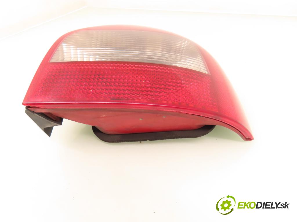 AUDI A3 (8L1) HB 1998 74,00 1.6 - AKL 1595,00 světlo pravé zadní 8L0945096B