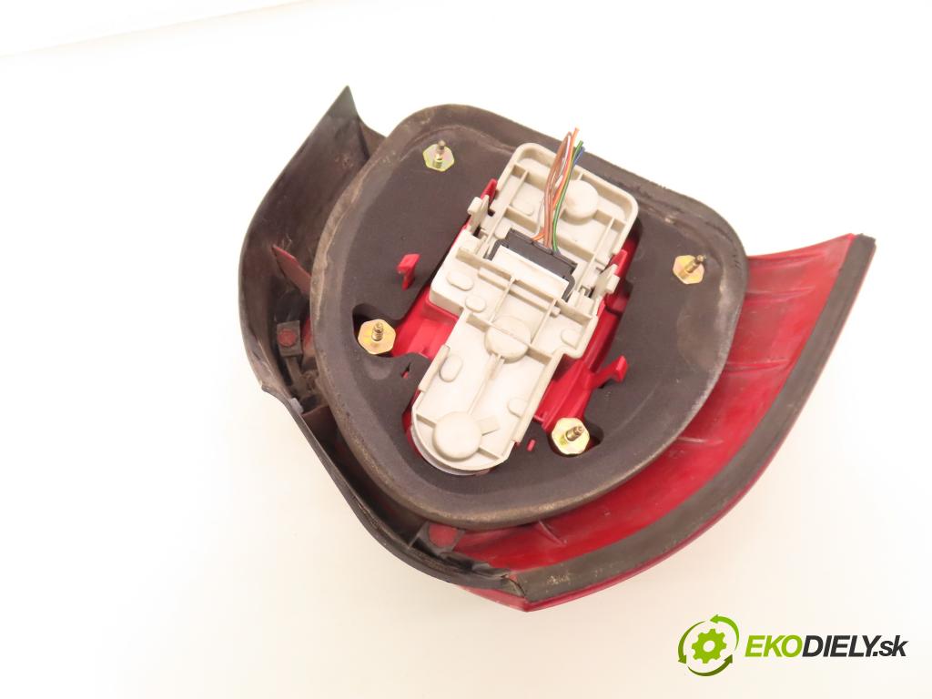 AUDI A3 (8L1) HB 1998 74,00 1.6 - AKL 1595,00 světlo pravé zadní 8L0945096B