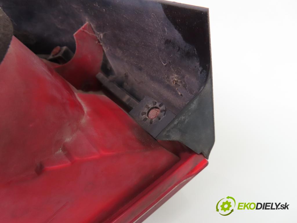 AUDI A3 (8L1) HB 1998 74,00 1.6 - AKL 1595,00 světlo pravé zadní 8L0945096B