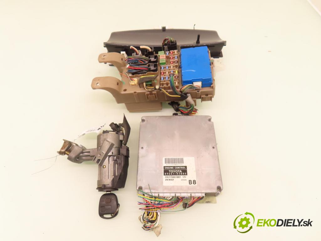 TOYOTA COROLLA kombi (_E12_) KOMBI 2004 81,00 1.6 VVT-i (ZZE121_) - 3ZZ-FE 1598,00 spinačka / imobilizéra IMMO / Riadiaca jednotka 8966102B80 ; MB2750008801 ; 8264102040