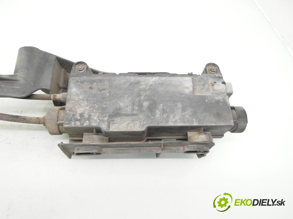 RENAULT SCENIC II (JM0/1_) MINIVAN 2008 96,00 1.9 dCi - F9Q 803 1870,00 BRZDA: ručny elektrický 8200734627