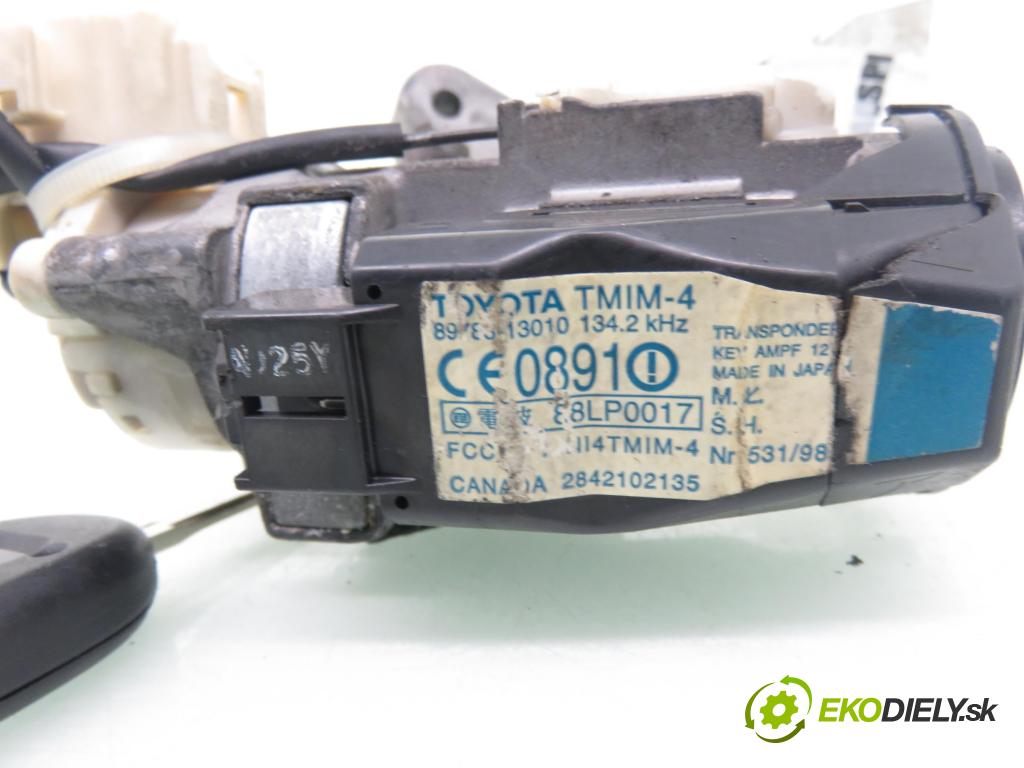 TOYOTA COROLLA Verso (_E12_) MINIVAN 2002 66,00 2.0 D-4D (CDE120_) - 1CD-FTV 1995,00 spinačka / zámky 8978313010 ; 2842102135