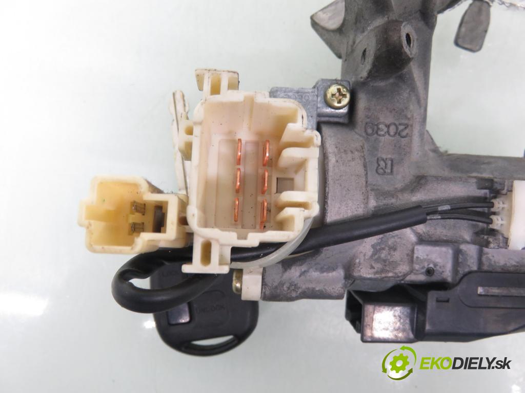 TOYOTA COROLLA Verso (_E12_) MINIVAN 2002 66,00 2.0 D-4D (CDE120_) - 1CD-FTV 1995,00 spinačka / zámky 8978313010 ; 2842102135