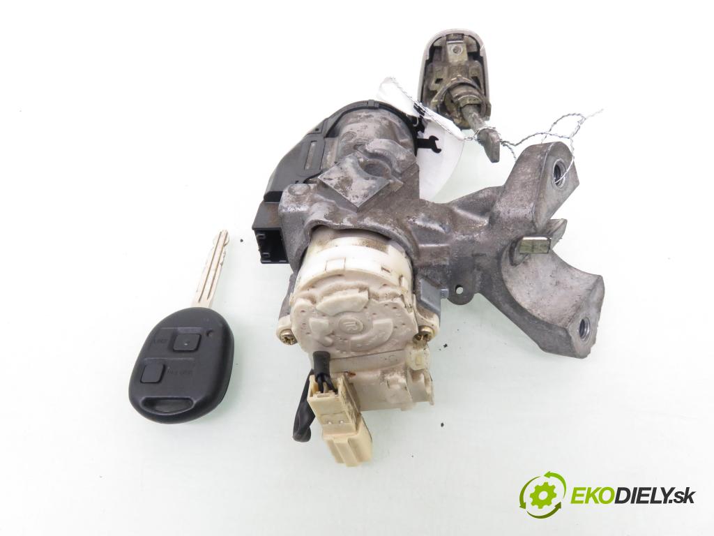 TOYOTA COROLLA Verso (_E12_) MINIVAN 2002 66,00 2.0 D-4D (CDE120_) - 1CD-FTV 1995,00 spinačka / zámky 8978313010 ; 2842102135