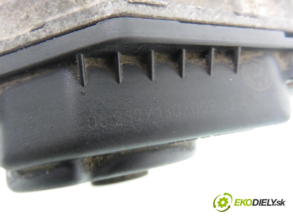 VW POLO (6N1) HB 1996 44,00 1.4 60 1390,00 Škrtiaca klapka 030133064D (Škrtiaca klapka)