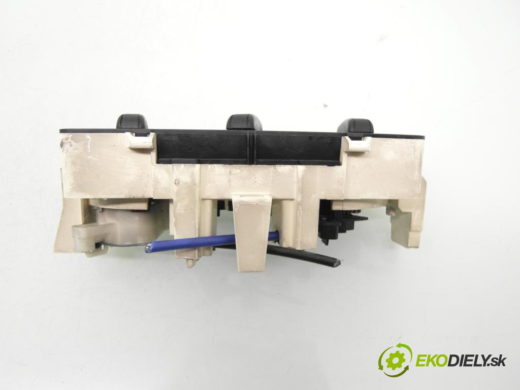 CITROEN C2 (JM_) HB 2004 52,00 1.4 HDi - 8HX (DV4TD) 1398,00 Panel topení KLIMATIZACE: F664480V