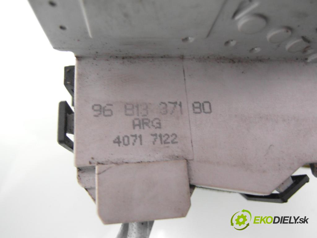CITROEN C4 I (LC_) HB 2007 80,00 1.6 HDi 109 - 9HZ (DV6TED4) 1560,00 zámok 9681337180 ; 40717122